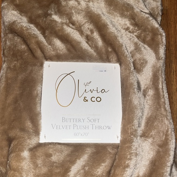 Olivia & Co buttery soft velvet plush throw - Picture 2 of 3